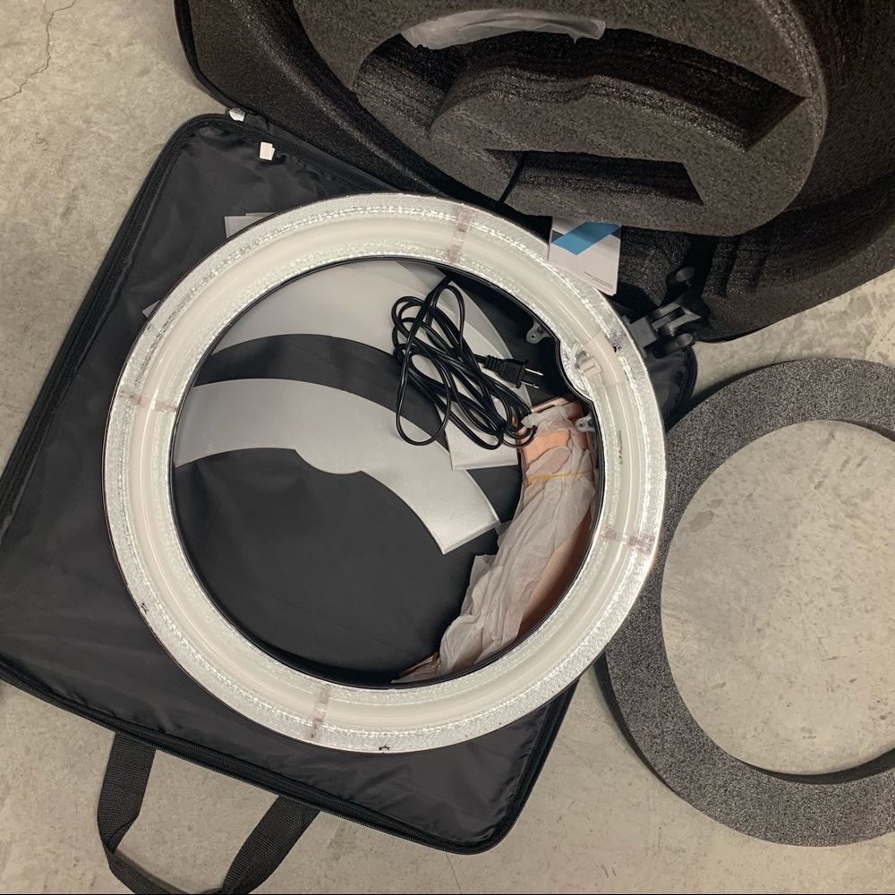 ✨🦋SOLD🦋✨ Neewer 18" Ring Light with Stand